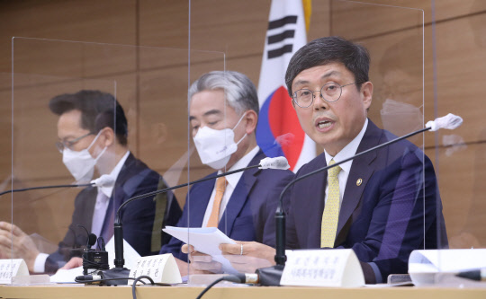 안도걸(맨 오른쪽) 기획재정부 2차관이 26일 오전 세종시 정부세종청사에서 코로나19 피해지원 3종 패키지 시행계획을 발표하고 있다. 연합뉴스